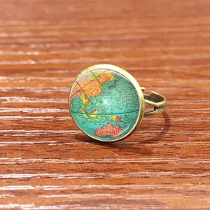 Bague bronze cabochon verre carte du monde vintage, bijou métal rétro vue de détail quotidienne.