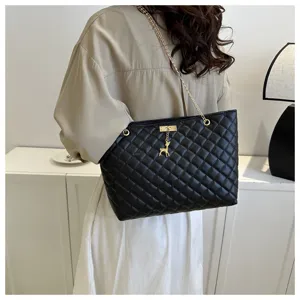 Schwarze gesteppte Schultertasche mit Goldkette und Hirsch-Anhänger für den täglichen Weg.