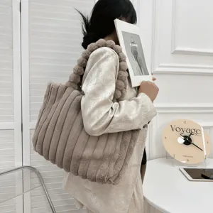 Detailansicht der flauschigen Plüsch-Schultertasche in stilvollem Beige für Herbst und Winter.