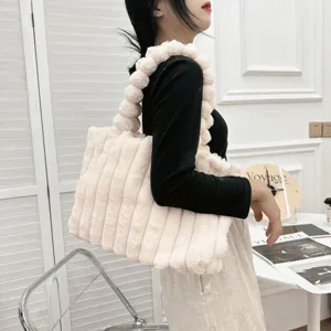 Modische flauschige Schulter-Tragetasche für Damen, großer Winter Plüsch Handtasche Detail.
