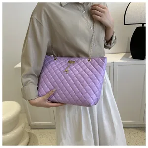 Lila gesteppte Umhängetasche mit Kette und süßem Hirsch-Anhänger, elegante Pendlertasche.