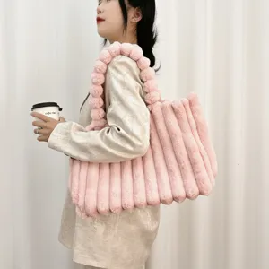 Detailaufnahme der rosa Plueschtasche mit weicher Textur und modischem Schulterriemen.