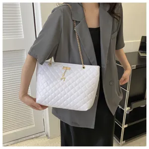 Schicke weiße gesteppte Umhängetasche mit goldener Kette, stilvolle Shopper Tasche.