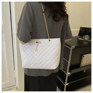 Weiße gesteppte Schultertasche Shopper mit Goldkettchen und süßem Hirsch Anhänger.