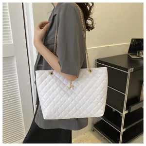 Weisse gesteppte Tote Tasche mit goldener Kette und süssem Hirschanhänger für Damenalltag.