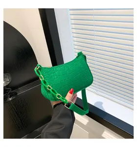 Borsa a tracolla verde in feltro motivo pietra con catena grossa per donne moda dettaglio