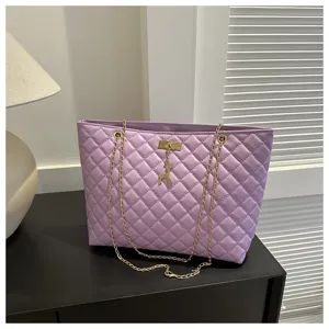 Lila gesteppte Tote-Tasche mit Goldkette und süßem Hirsch-Anhänger für den Alltag.