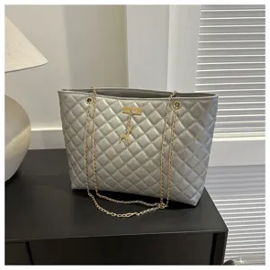 Elegante silberne gesteppte Umhängetasche mit Goldkette und Hirsch Anhänger für Damen.
