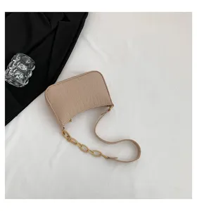 Vista dettagliata della borsa a spalla beige elegante con catena chic e bella texture.