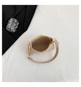 Vista dettagliata della borsa a spalla beige con motivo coccodrillo e catena chic.