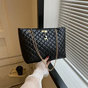 Stilvolle gesteppte Schulter-Totetasche mit Goldkette und Hirsch-Anhänger für Damen.