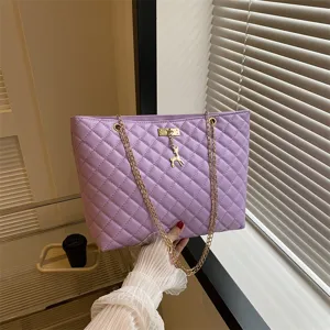 Lila gesteppte Tasche, stylische Ketten-Schultertasche mit Hirsch-Anhänger für den Alltag.