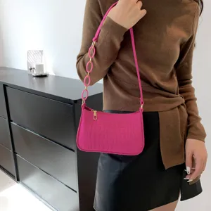 Borsa a spalla rosa in feltro da donna, elegante borsa con motivo coccodrillo e catena.