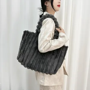 Detailansicht der dunkelgrauen Plüsch-Tasche mit weicher Felltextur und speziellem Griff.
