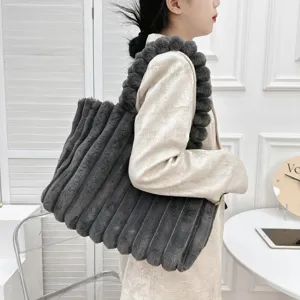 Dunkelgraue Plüsch-Tasche mit Perlenriemen, stilvolle Winter-Umhängetasche Detail.