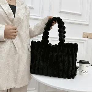 Schwarze Plüsch Tote Bag für Damen, flauschige Winter Umhängetasche mit großen Henkeln.