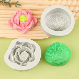 Primer plano de moldes de silicona de loto para decoración de pasteles fondant y repostería artesanal.
