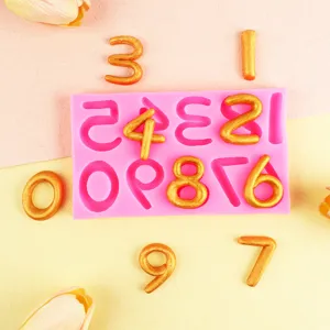 Dettaglio dello stampo in silicone con numeri e decorazioni per torte in fondente.