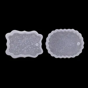Details du moule en resine silicone avec formes geometriques texturees et trous pour pendentifs.
