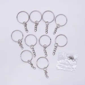 Silberne Metallschlüsselanhänger mit Verlängerungsketten und Ringteilen für DIY Schmuckherstellung.