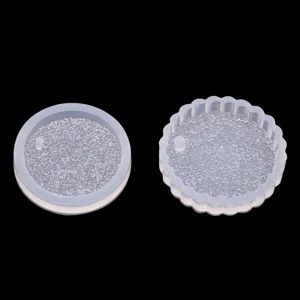 Moule en silicone transparent pour pendentif en resine epoxy, forme ronde et ondulee.