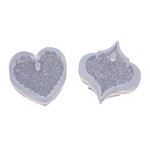 Moules en résine époxy silicone pour pendentifs DIY, formes cœur et quatre-feuilles pour bijoux.