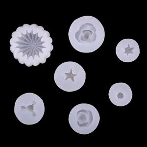 Vista dettagliata dello stampo in silicone con varie forme di fiori e piante per dolci.