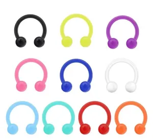 Set anello piercing ferro di cavallo in acrilico multicolore, dettaglio gioiello labbro naso UV.