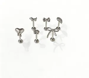 Set di gioielli per piercing labret in acciaio titanio forme carine vista dettagliata
