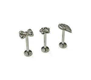 Set di piercing labret in titanio con graziosi motivi a fiocco, zampa e ala per voi.
