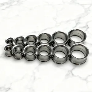 Ανοξείδωτα τούνελ αυτιών και διαστολείς piercing σώματος λεπτομερής προβολή εικόνας