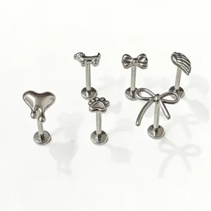 Set piercing labret in titanio con forme carine come fiocco e zampa per il corpo.