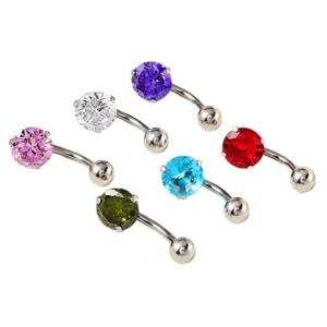Détail des anneaux de piercing pour nombril en acier inoxydable avec cristaux colorés.