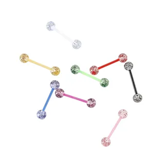 Primo piano dettagliato di piercing per lingua UV con glitter colorati, gioielli per il corpo.