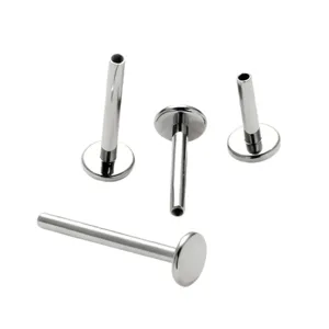 Détails du goujon de piercing labret fileté interne en titane montrant une finition métallique polie.