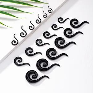 Detailansicht des schwarzen Acryl Spiral Ohrdehner Sets, das verschiedene Größen zeigt.