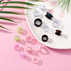 Bunte Acryl Ohr Tunnel Nahaufnahme Detail für Piercing Schmuck modisch und stylisch neu.