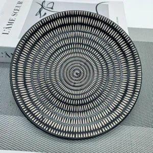 Assiette en céramique créative avec motif géométrique radial, idéale pour steak ou petit-déjeuner.