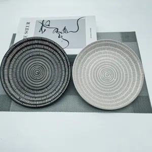 Assiette de dîner en céramique avec motif géométrique, vaisselle ronde élégante.
