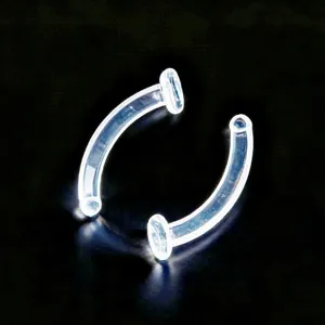 Vista detallada de un piercing curvo transparente, retainer claro para uso diario y cuidado.