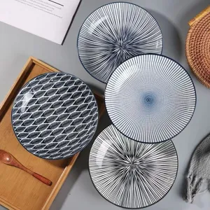 Vue rapprochée détaillée des assiettes en céramique japonaises avec motifs géométriques.