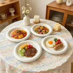 Plato llano de cerámica blanca con borde grueso, elegante vajilla redonda para el uso diario en casa.