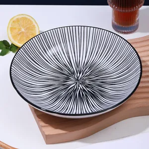 Gros plan détail de l'assiette en céramique rayée noir et blanc de style japonais.