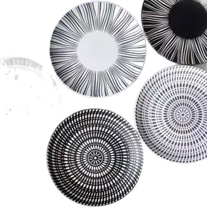 Service de vaisselle en céramique créatif avec des motifs géométriques noir et blanc.