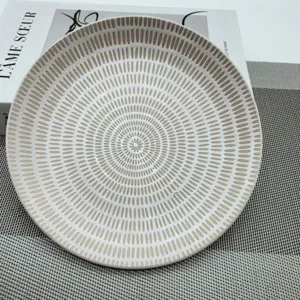Assiette plate en céramique de style japonais avec motif radial minimaliste pour la maison.