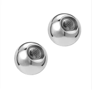 Detailansicht von glänzenden Edelstahl Kugelersatzteilen mit Innengewinde für Piercings.