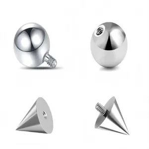 Detailansicht von Piercing-Ersatzteilen aus Edelstahl mit Gewinde, Kugeln und Kegeln.