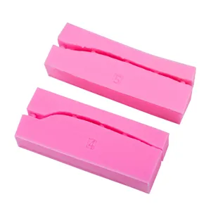 Stampi in silicone rosa per gambe di bambole in argilla ultra-leggera numeri 4 e 5.
