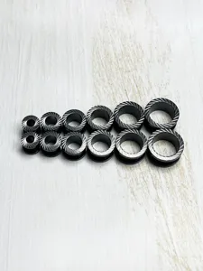 Edelstahl Ohrdehner Tunnel Set, geschnitztes Hohl-Rollen-Design, Körperpiercing Schmuck.