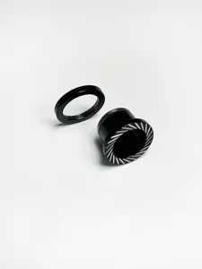 Edelstahl geriffelte Ohrstecker Piercing Schmuck, minimalistischer schwarzer Tunnel.